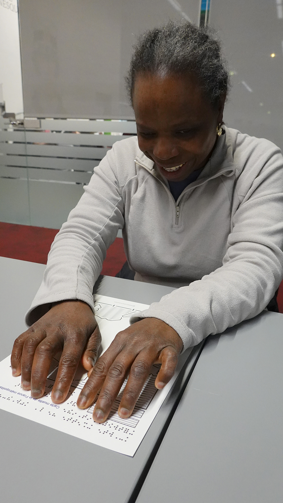 Participante explorant une carte de France