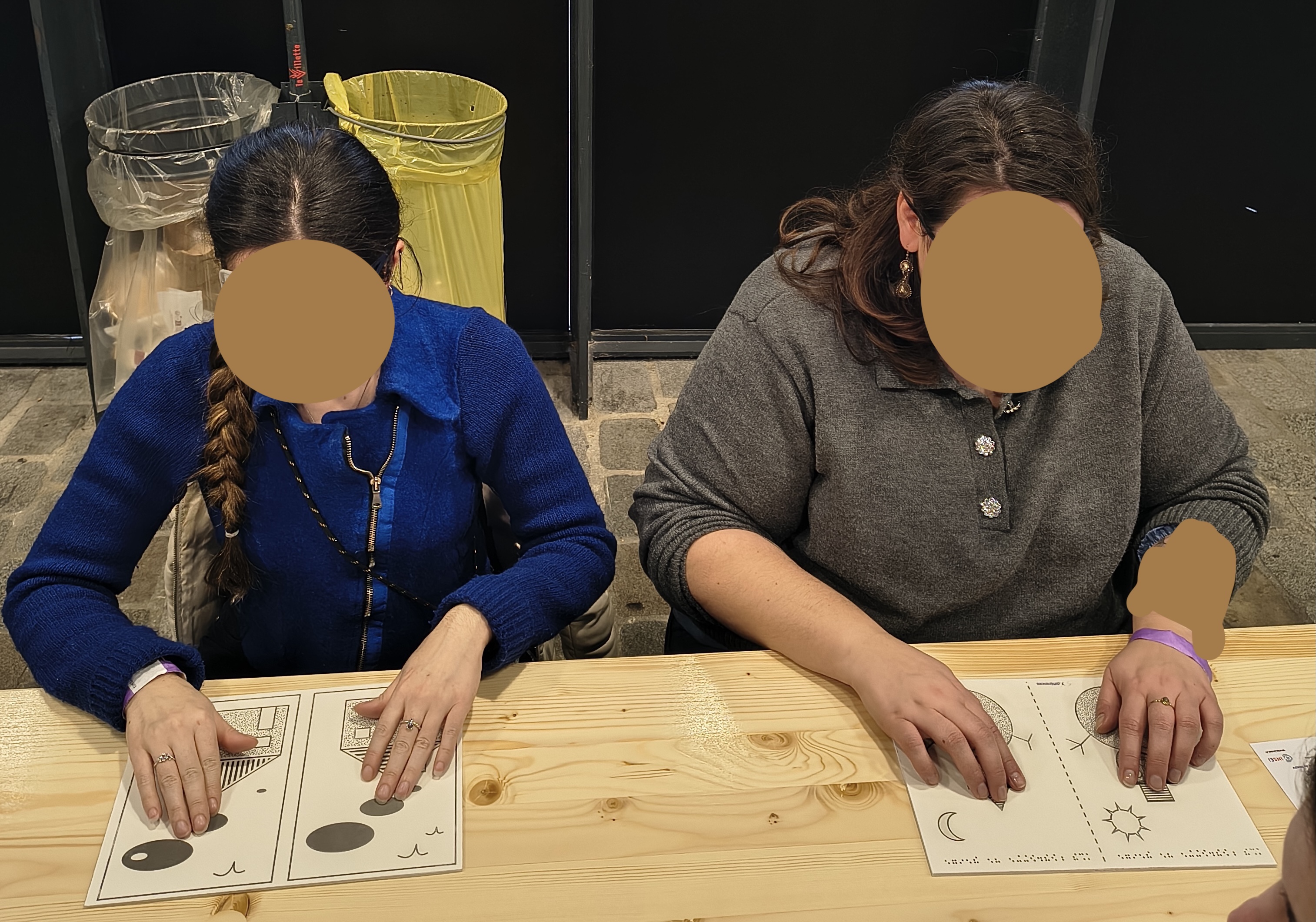 Deu participantes jouent au jeu des différences