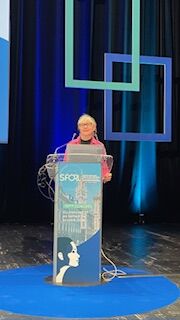 Agnès Piquard devant son pupitre