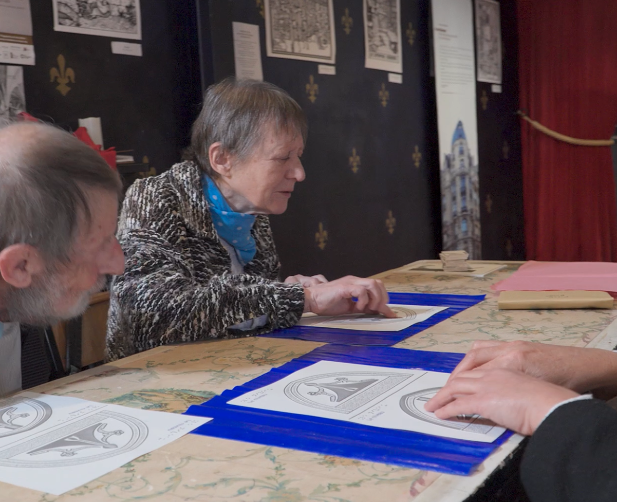 3 personnes jouent à un jeu des différences sur le niveau de Jean Sans Peur
