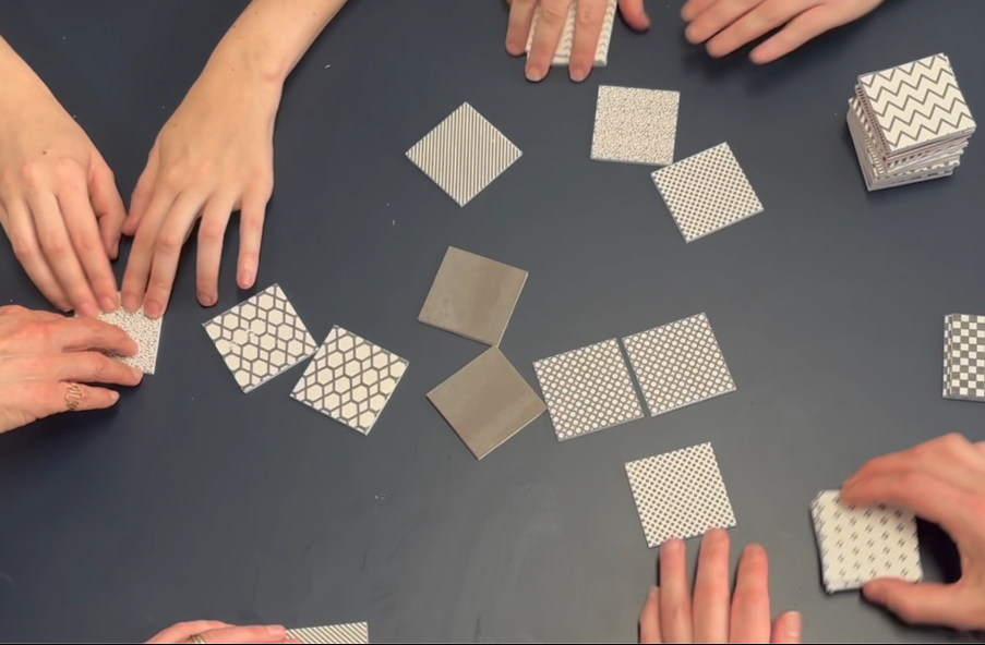 Quatre pairs de mains réalisent un jeu d'appariement tactile