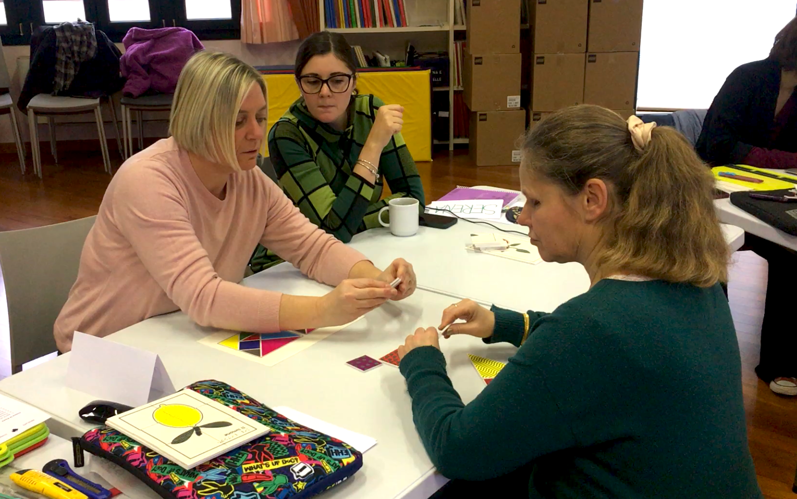 Participantes présentant leur travail.