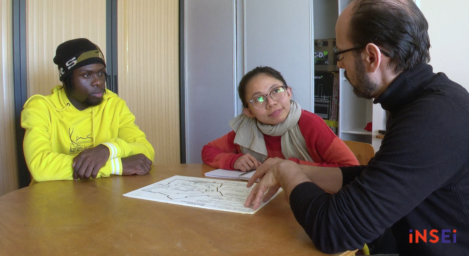 Un agent du SDADV avec deux étudiants