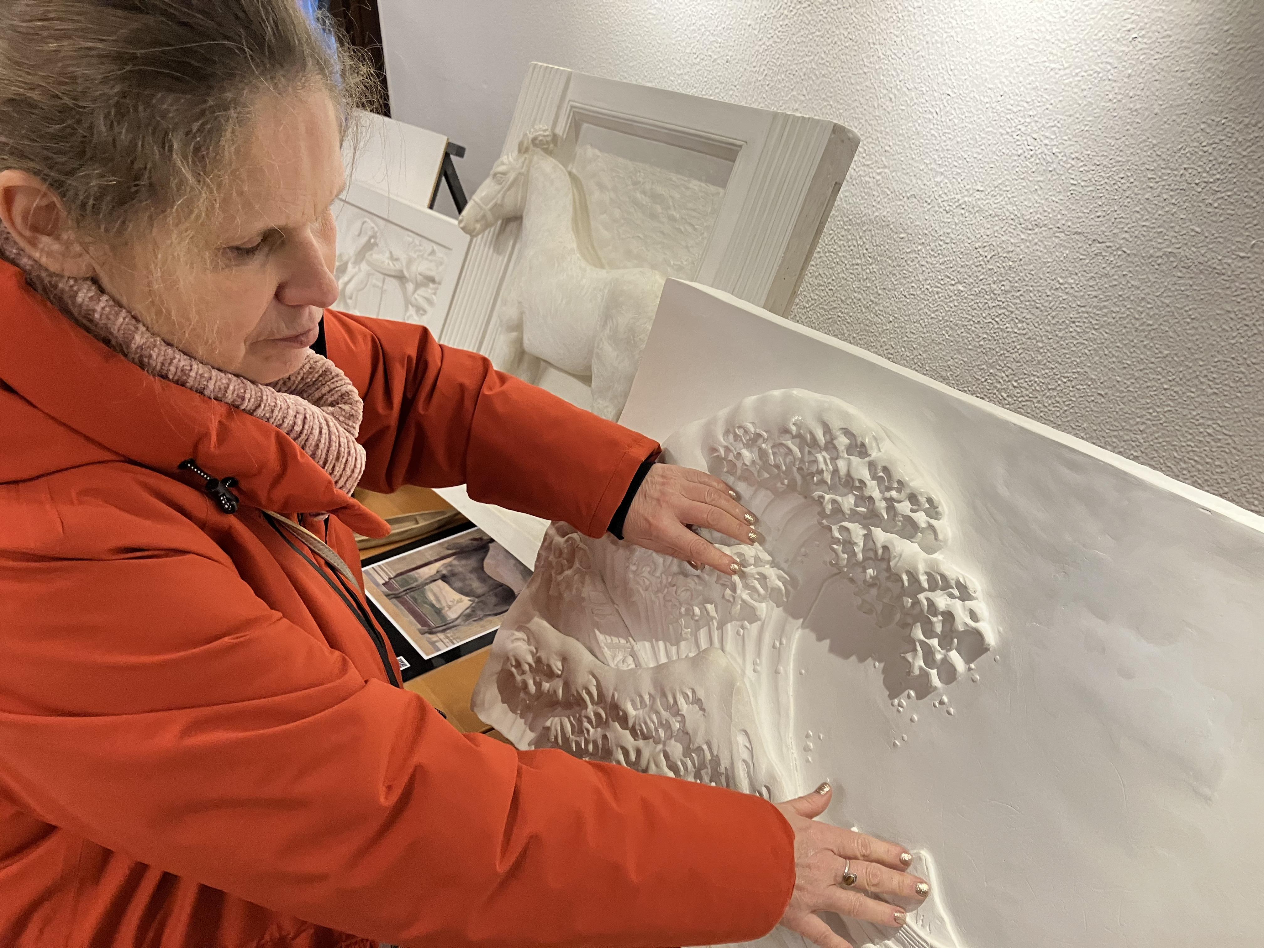 Anne Chotin touchant une reproduction de la vague d'Okusai