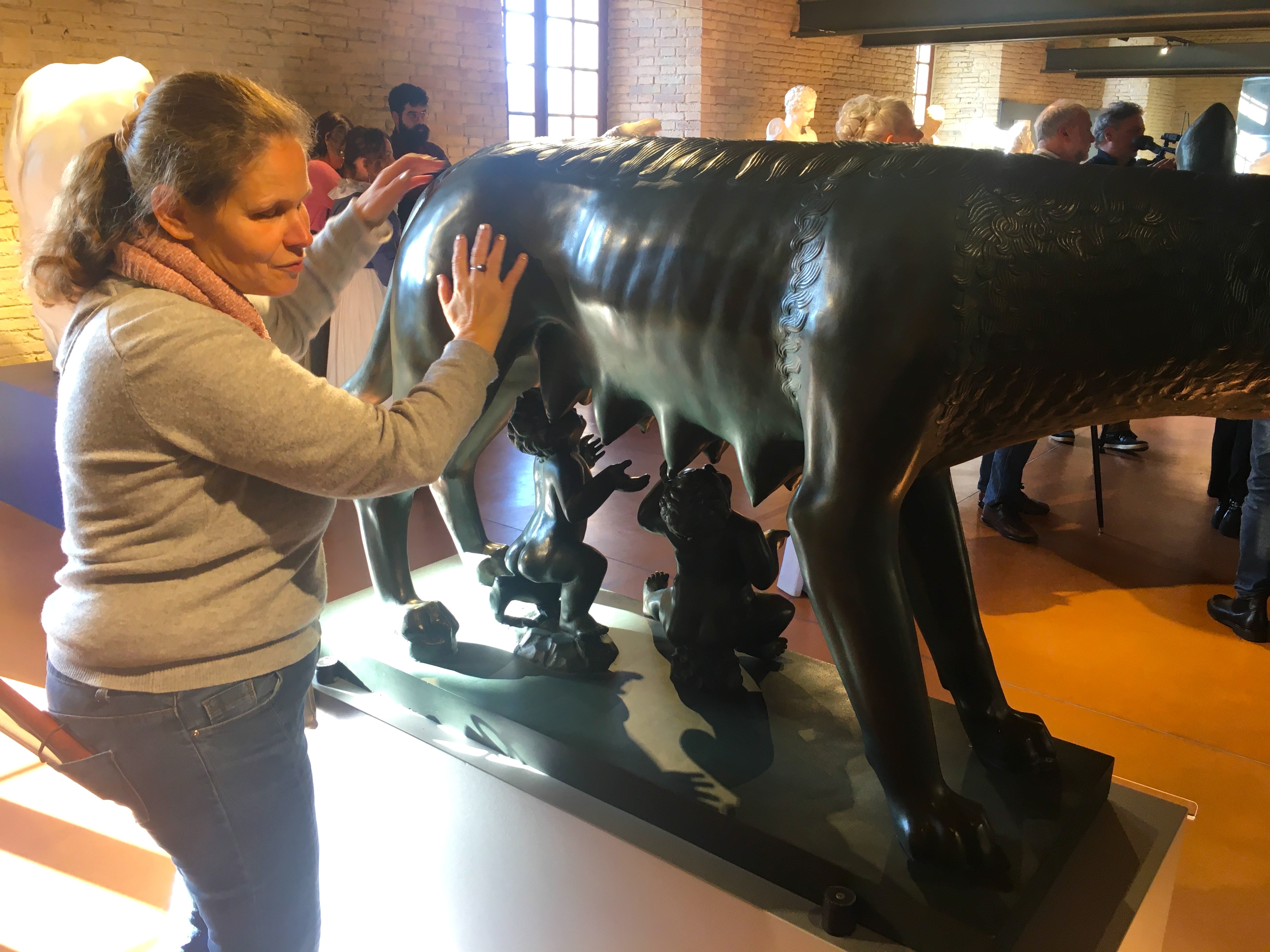 Anne Chotin et la louve capitoline.