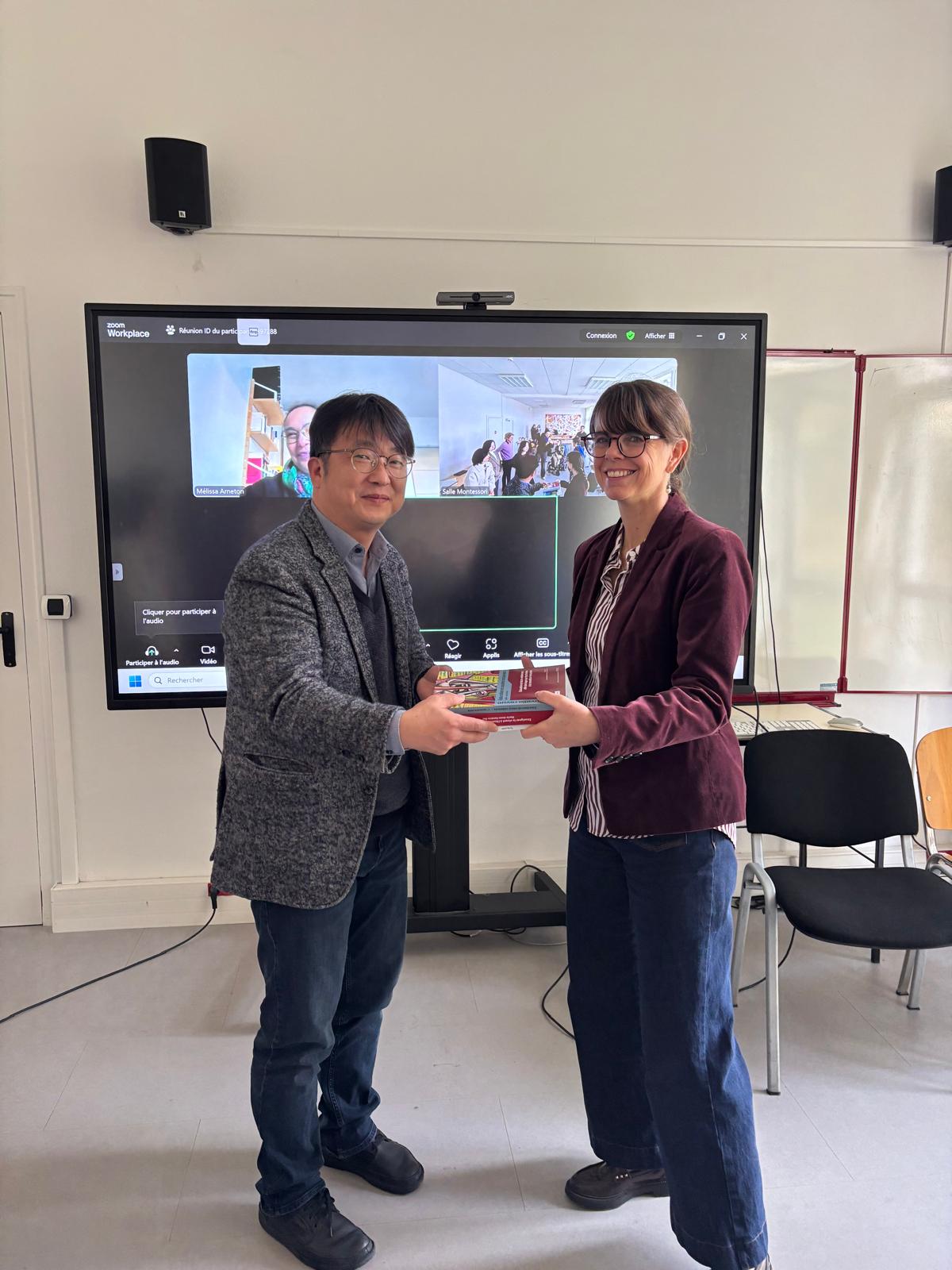 Murielle Mauguin donne des cadeaux à la délégation de Corée du sud