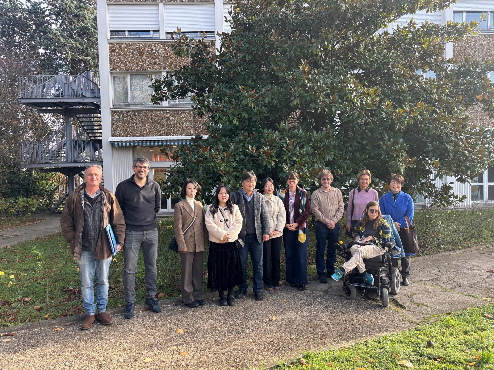 L'équipe de l'INSEI et les membres de la délégation de Corée du sud devant l'EPA