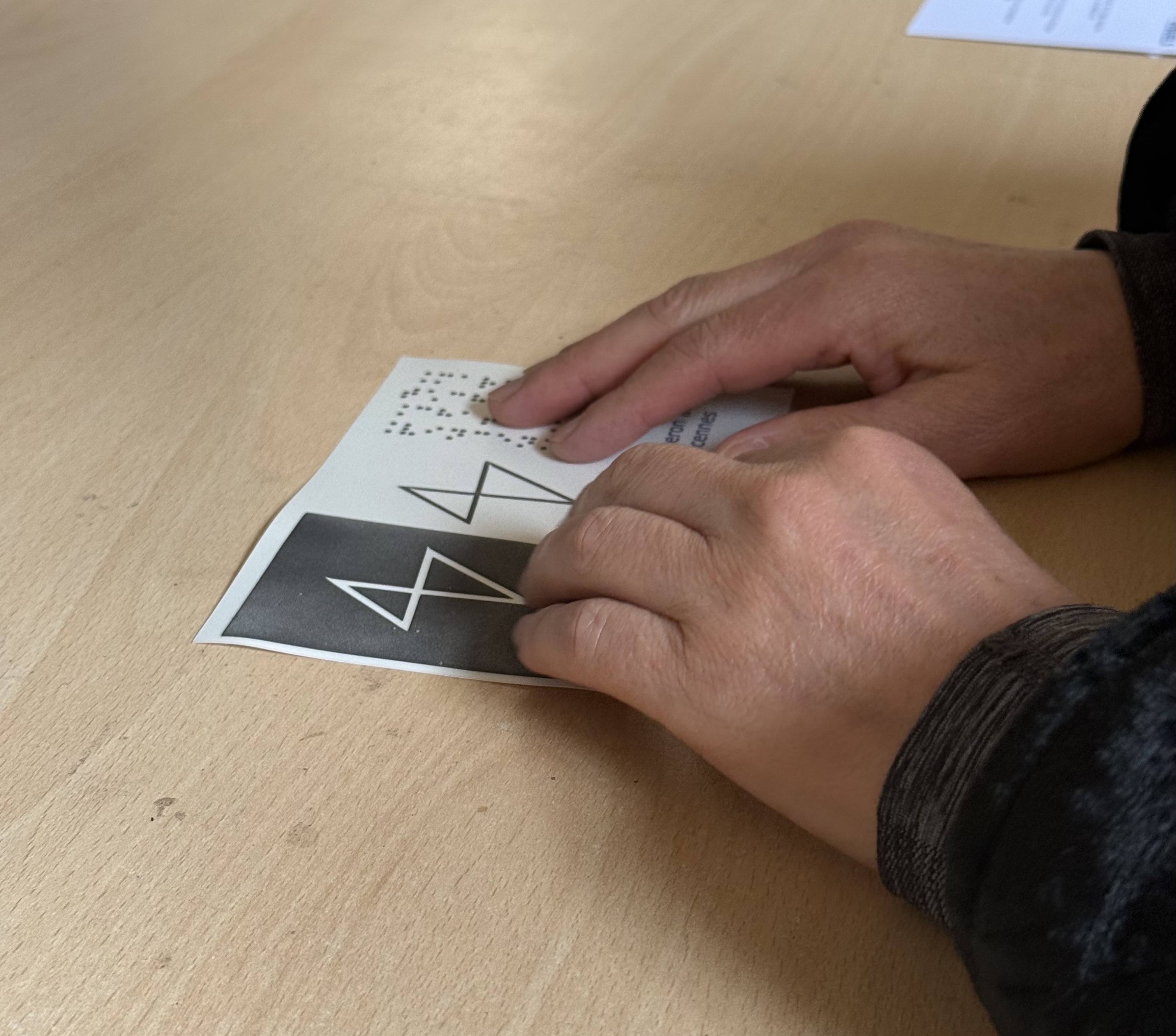 Mains explorant une marque de tailleur de pierre reproduite en relief