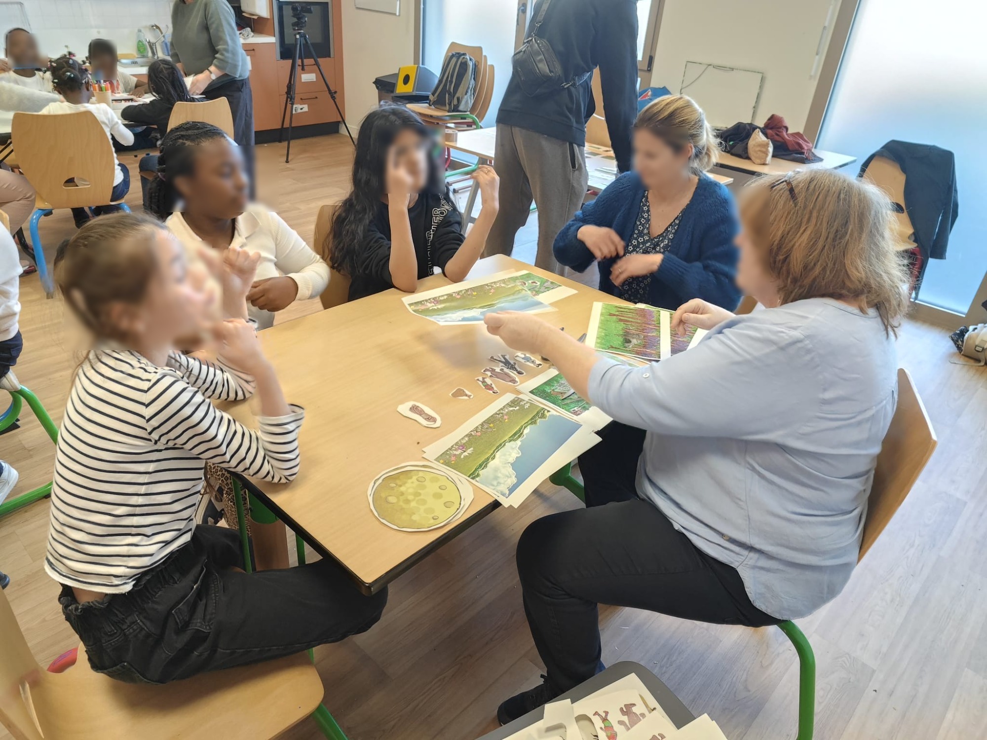 Le pôle LSF de l'INSEI qui anime un atelier dans une école