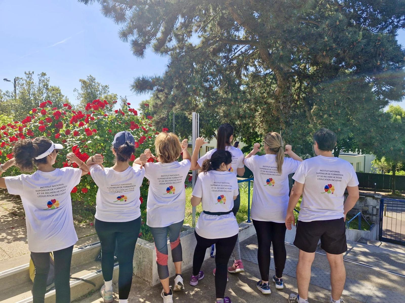 Collaborateurs de dos qui participent à la course avec leur t-shirt logoté INSEI