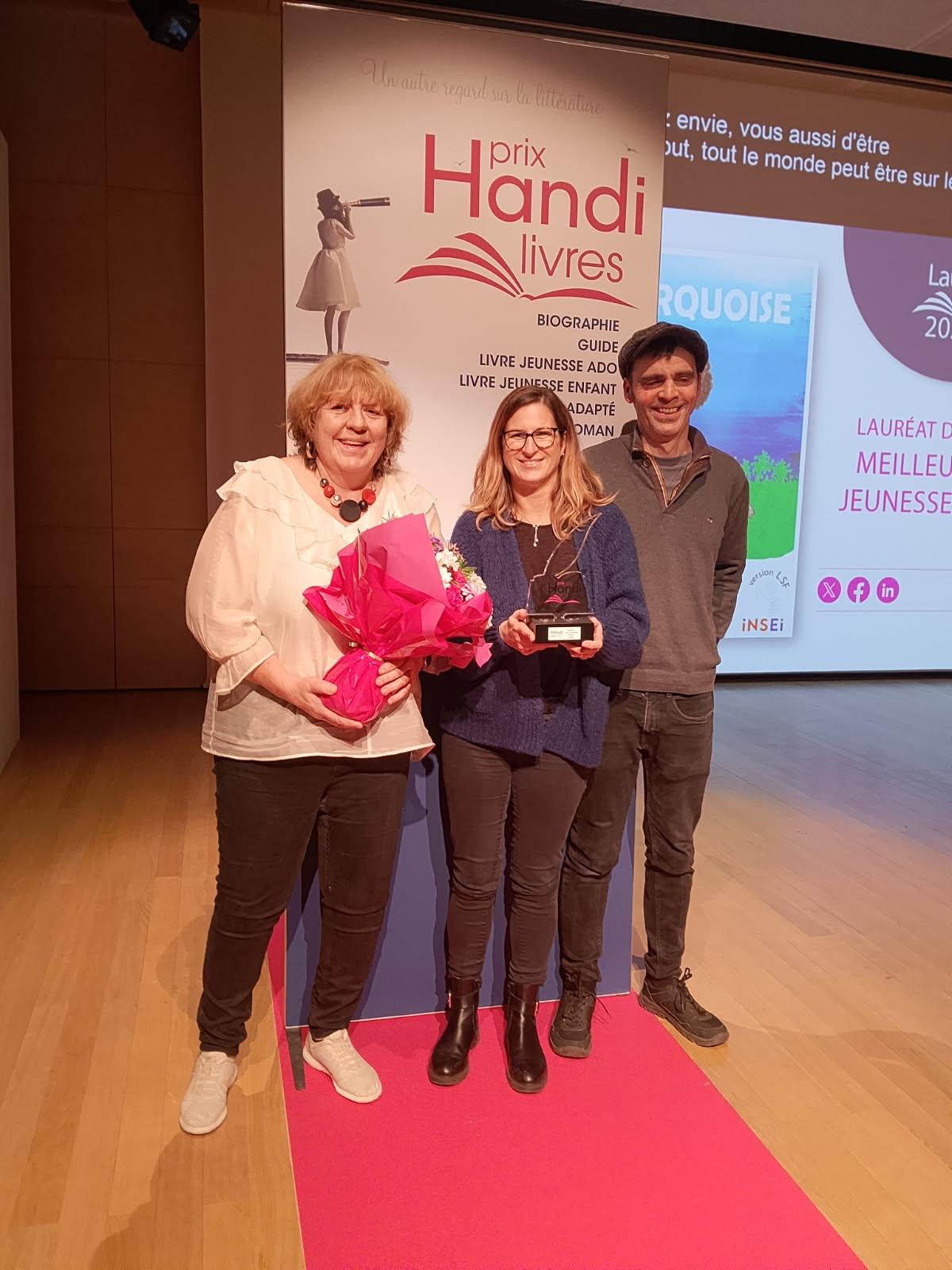 Les gagnants du prix Handilivres avec le trophée