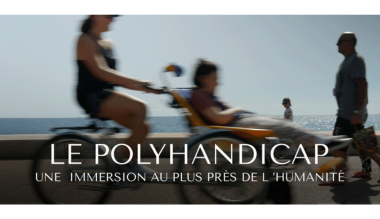 Une femme sur un tandem avec une personne en situation de handicap à l'avant