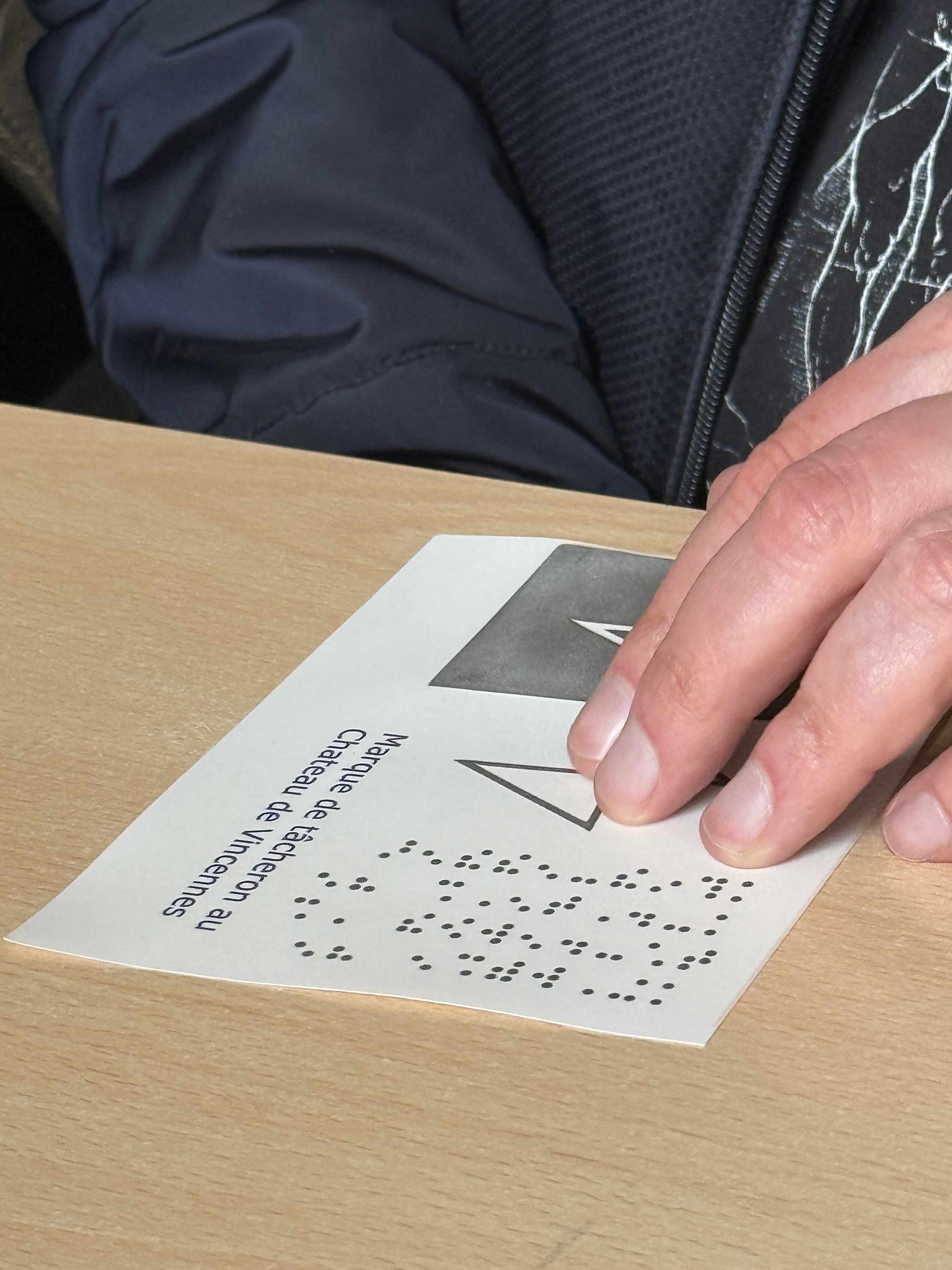 Main sur une image tactile