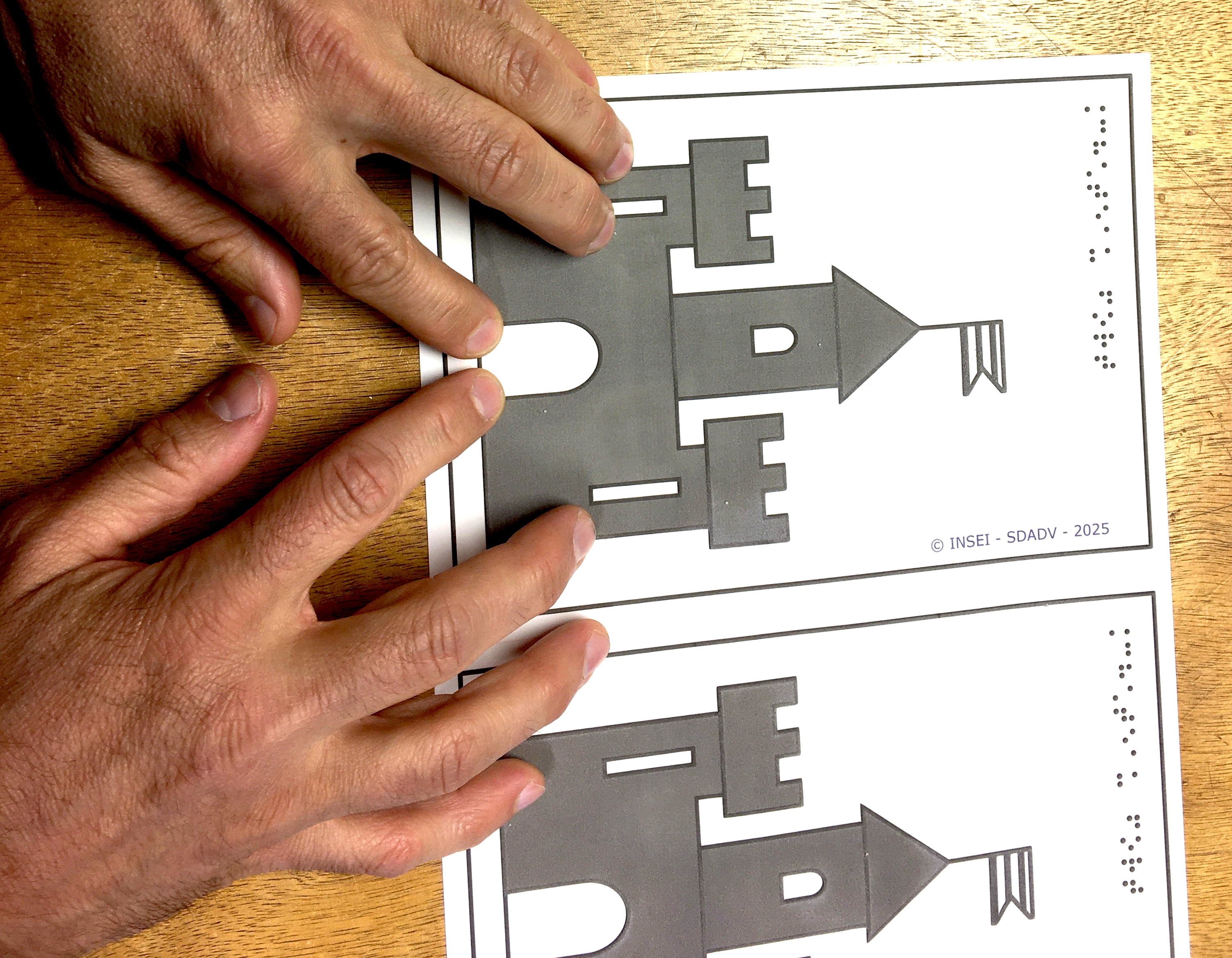 mains sur document en reliefs