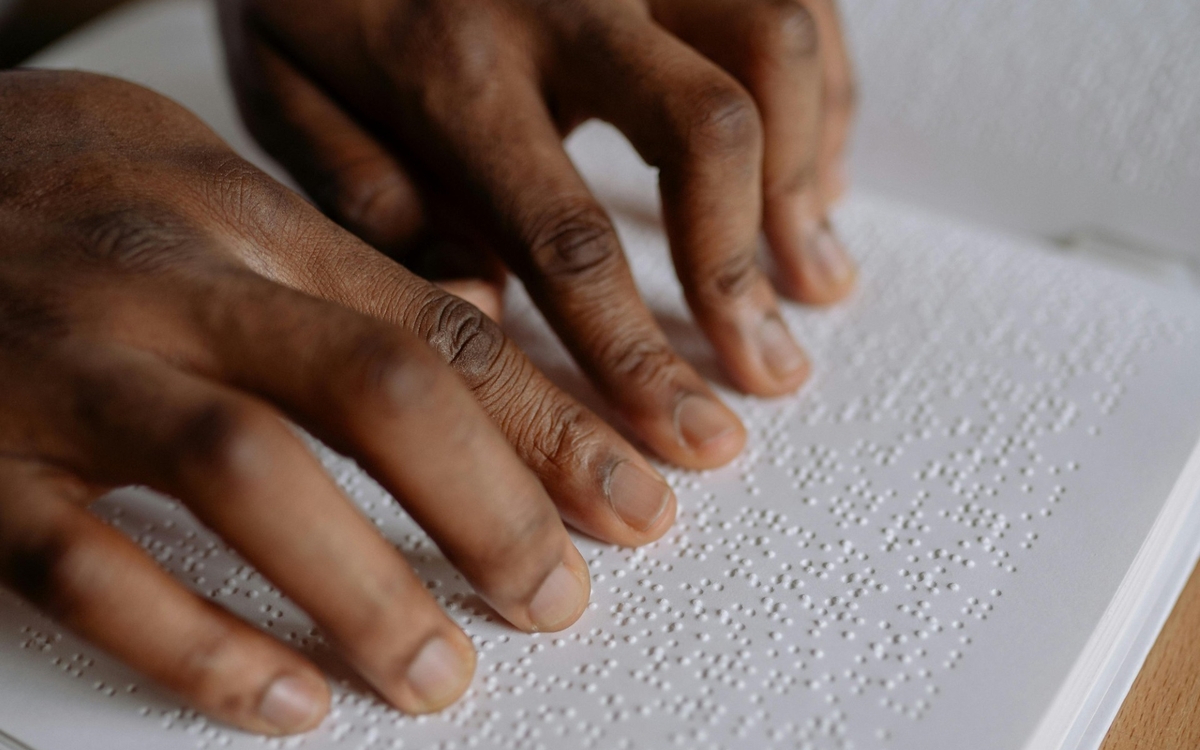mains sur texte en braille
