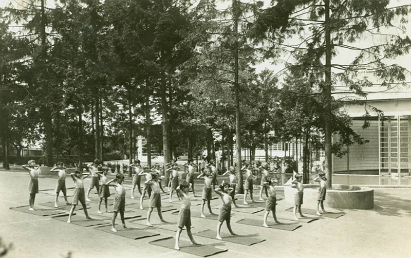 Cours de gymnastique - L'École de plein air