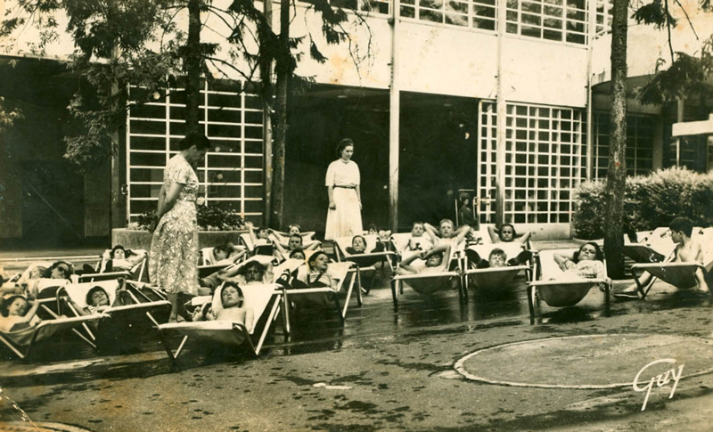 Sieste des élèves de l'École de plein air