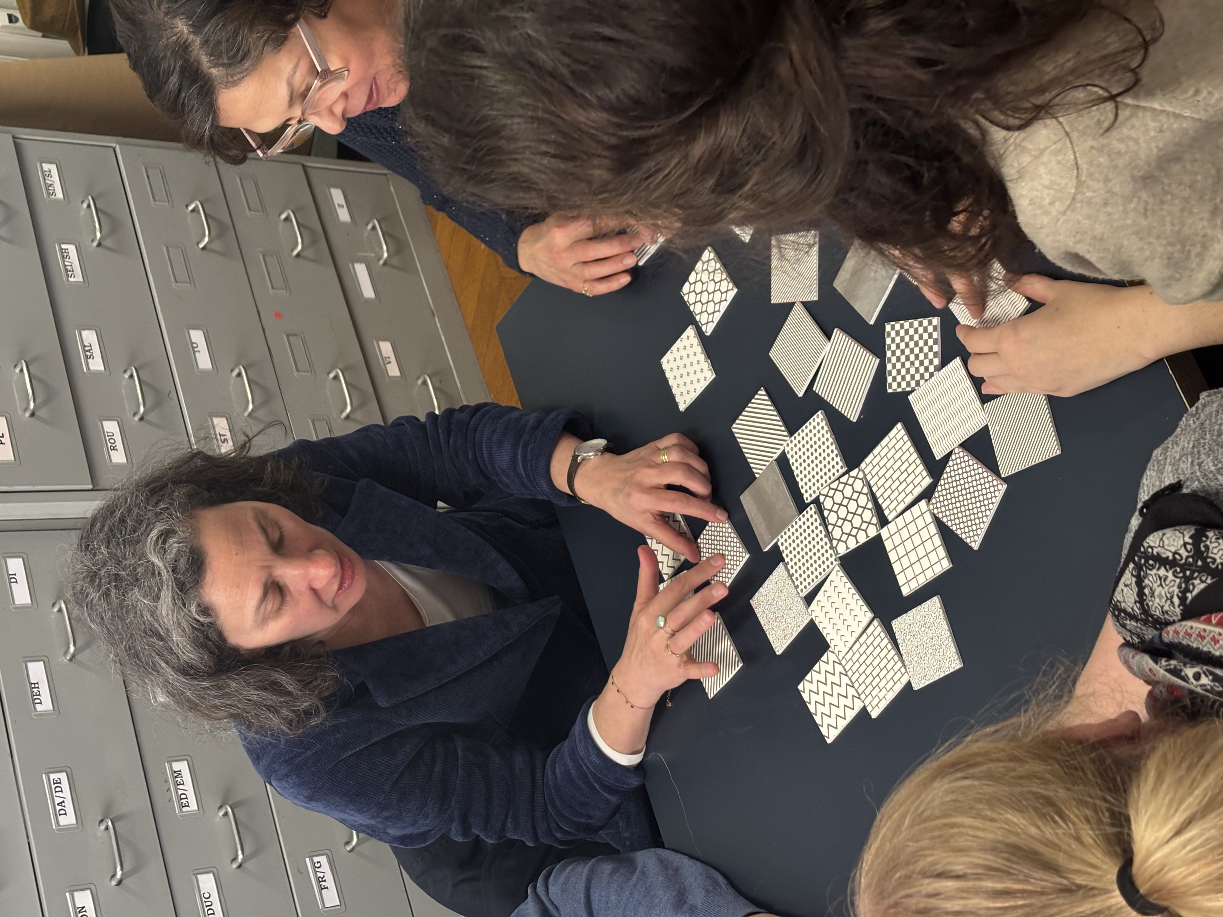 Personnes en train de lire des images tactiles
