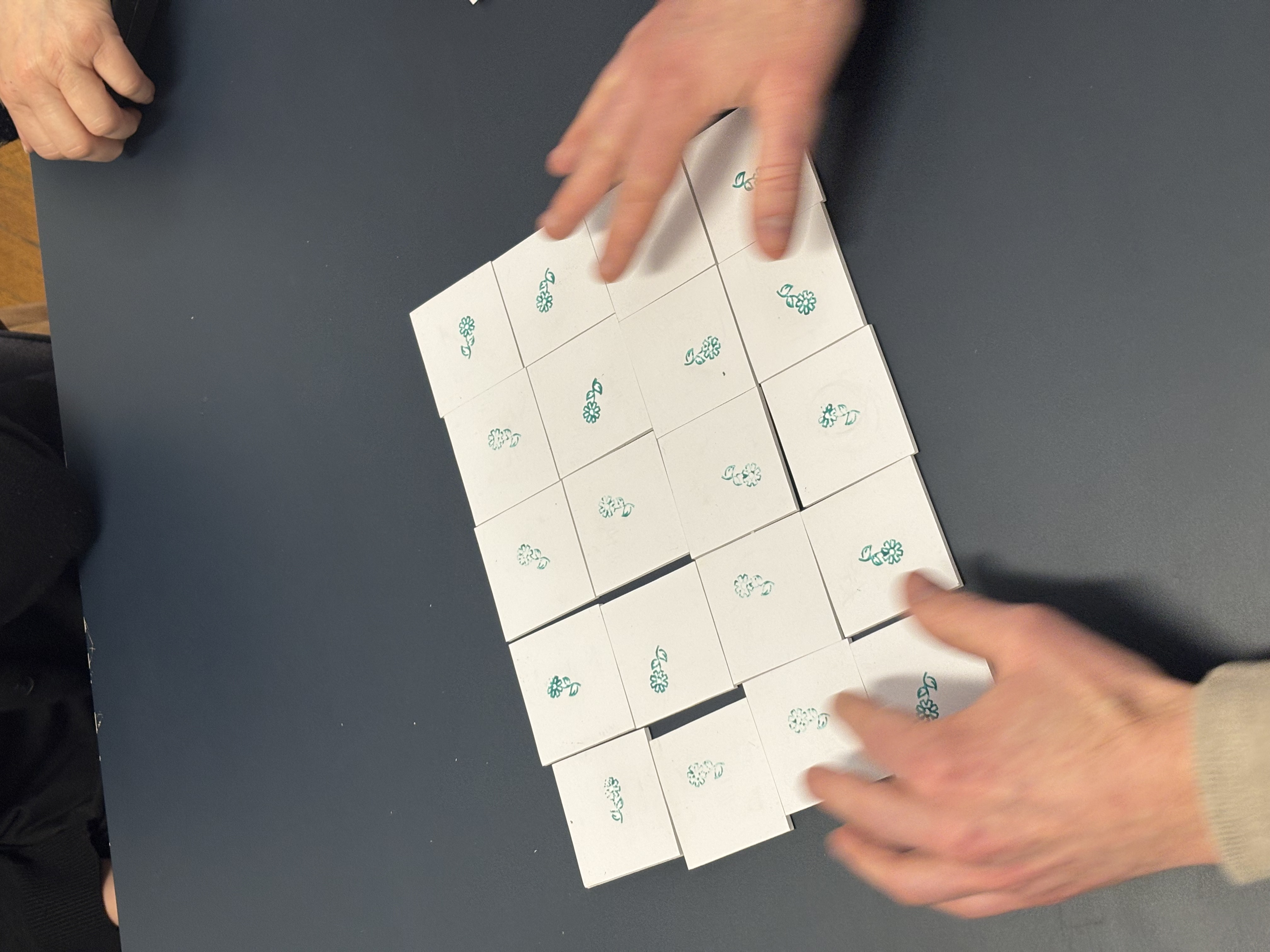 Mains sur jeu tactile