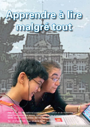 Jaquette du film "Apprendre à lire malgré tout" illustrée par une photo d'une enseignante et d'une élève devant un ordinateur.
