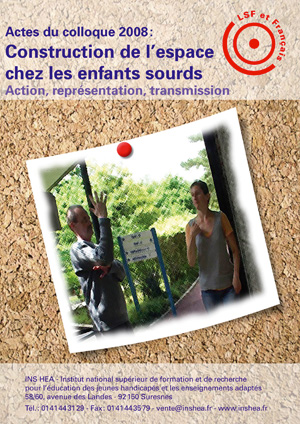 Jaquette du film "Construction de l’espace chez les enfants sourds", illustrée par une photo de deux enseignants dialoguant en LSF
